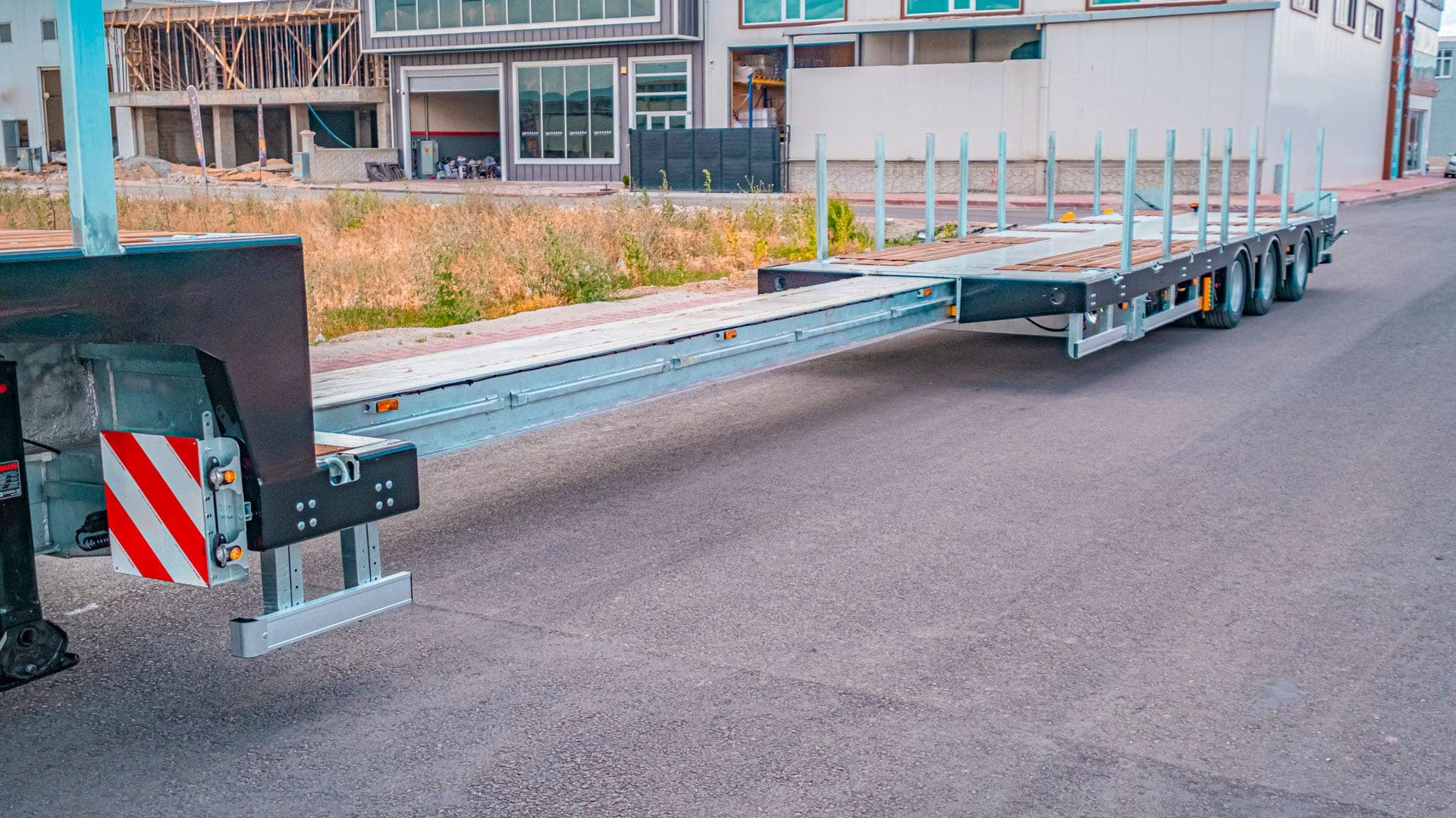3 Axle Extendable. Versatile Reach.